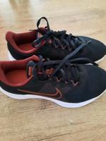 Nike Turnschuhe Damenschuhe Sneaker 37.5 Niedersachsen - Langenhagen Vorschau