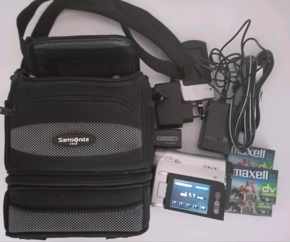 Sony Handycam 40x Zoom Samsonite Tasche maxell DV Kassetten in Vaihingen an der Enz