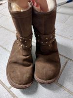 UGG Boots Stiefel dunkelbraun Nieten 32 Kr. München - Neubiberg Vorschau