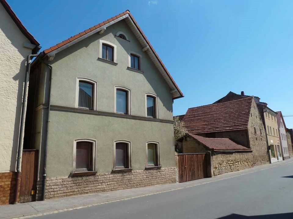 Zentral gelegenes 2-Fam.-Wohnhaus mit mehreren Nebengebäuden (Scheune), Hausgarten, Innenhof, Grund 516m², Wohnfl. 170m²! in Zeil