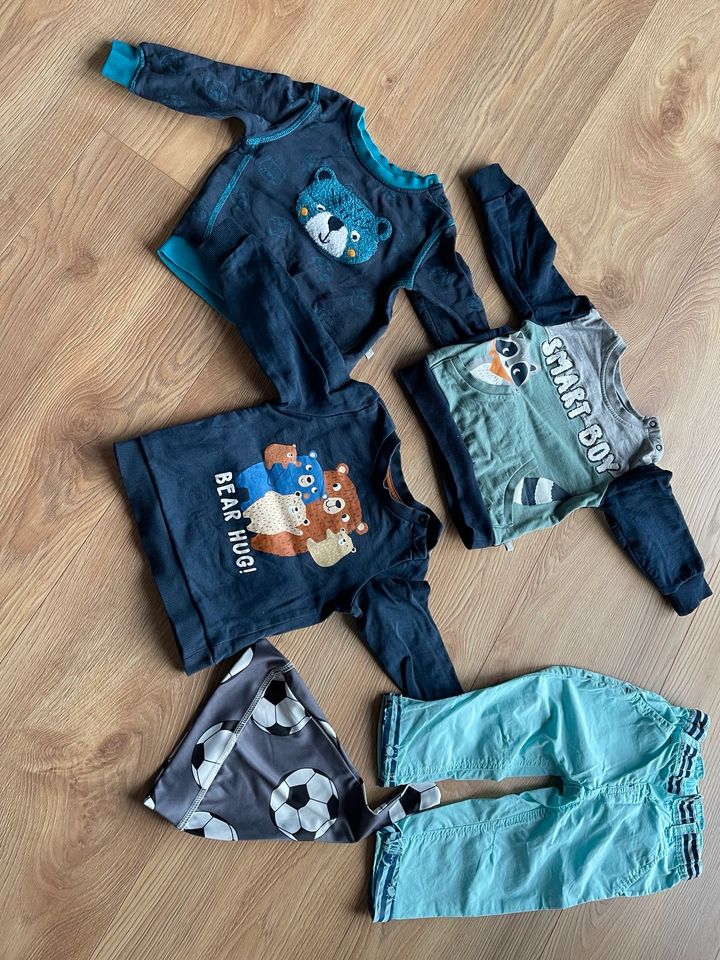 Baby Kleidungspaket 74 80 86 Hose Pullover Shirt Body Schlafanzug in Zwickau