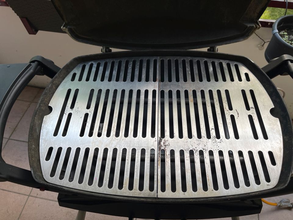 Weber Q200 Gasgrill Edelstahlrost + Standfuß in Hamburg