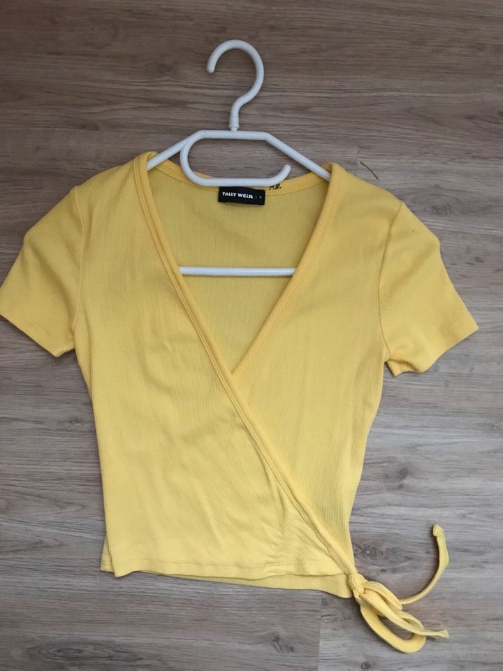 Kleidung kurze Jeans, T-Shirt Größe XS, S, 36, 38 in Pfeffelbach