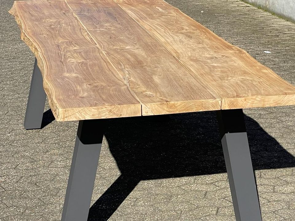 Gartentischplatte aus Teakholz massiv mit Baumkante 200 cm in Neuss
