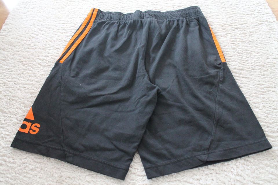 Adidas kurze Hose Gr. 164 in Überherrn