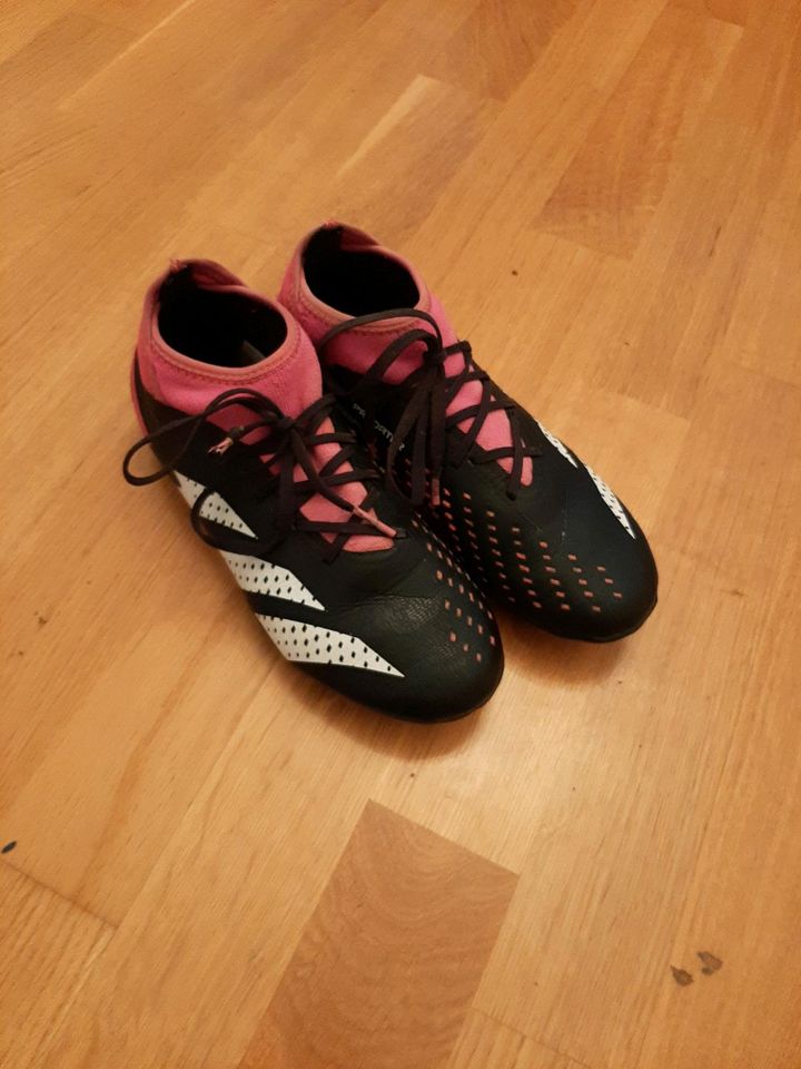 Adidas Fußballschuhe, EU 35, rosa/schwarz in München