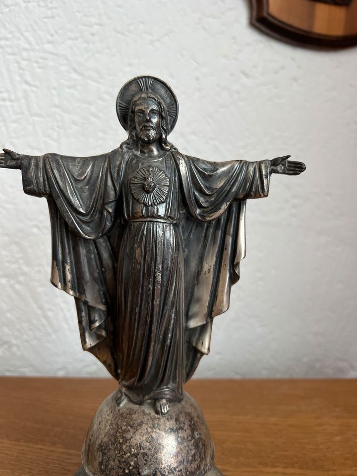 schwere Metall Jesus Christus Figur auf Sockel in Passau