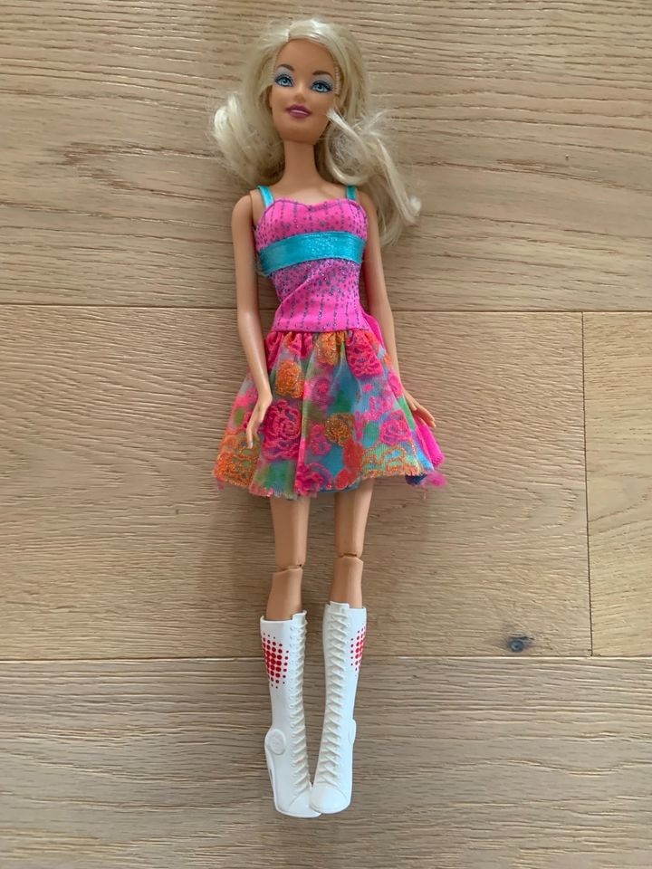 3 Barbie Puppen eine mit beweglichen Gelenken sehr guter Zustand in Hemdingen