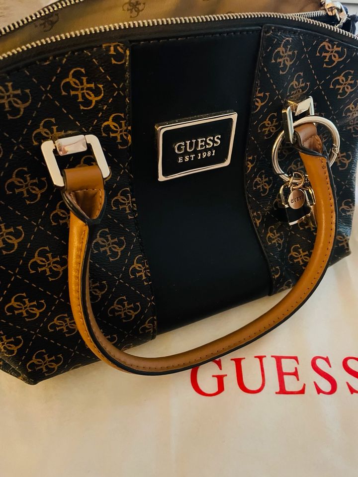 GUESS Handtasche braun / beige in Rodgau