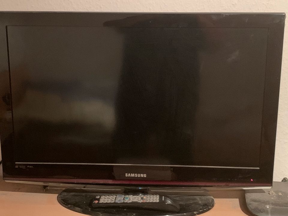 Samsung TV und Messingtisch in Dinslaken