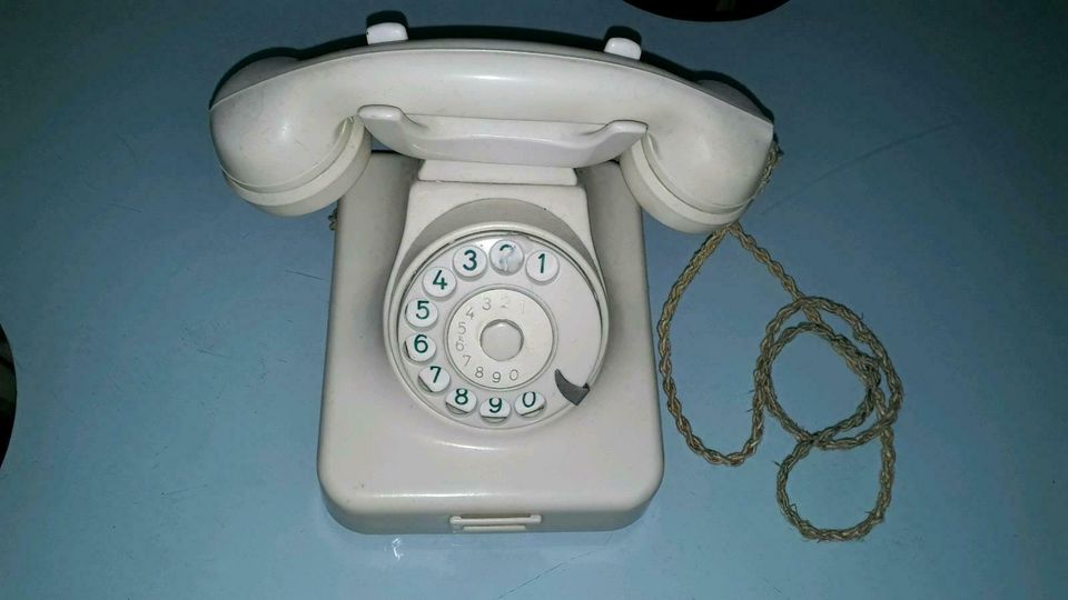 Bakelit Telefon in Elfenbeinfarbe in Kiel