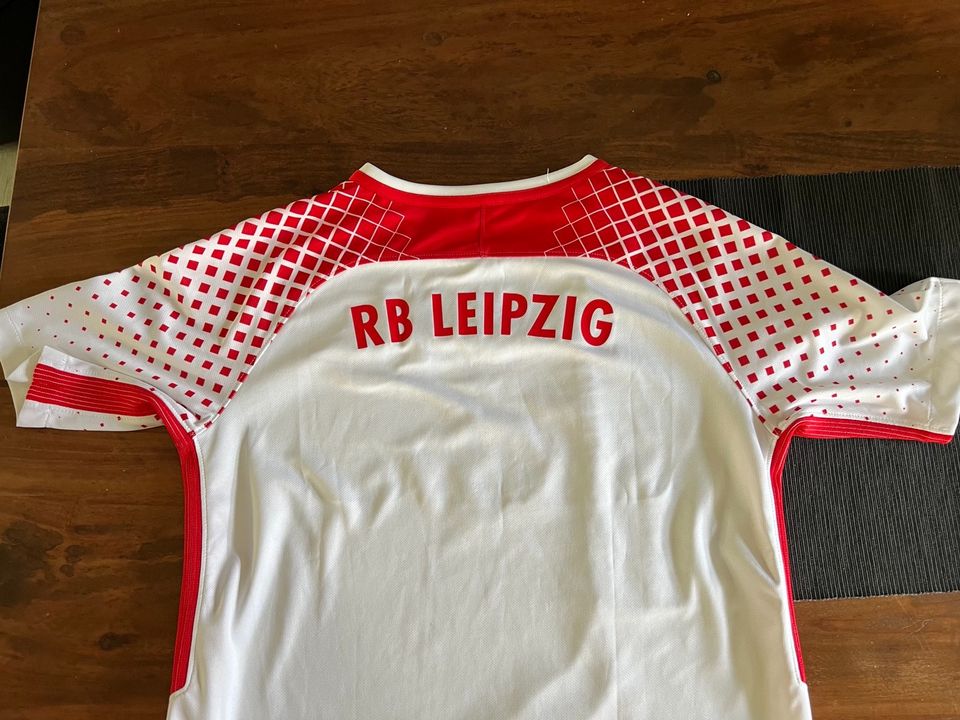 RB Leipzig Trikot mit Autogrammen Untetschriften in Leipzig