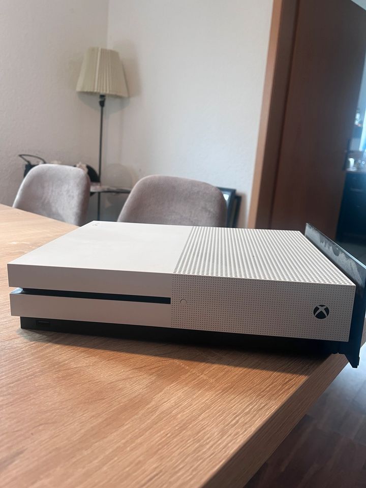 Xbox One S + 2 Controller + 1 Spiel in Wenden