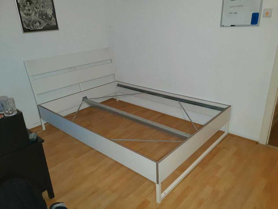 Weißes Ikea Bettgestell 140×200 in Mauritz