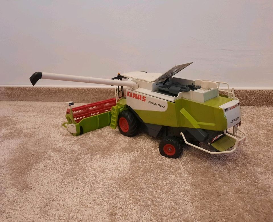 Siku Claas Lexion 600 mit Schneidwerk in Kröppelshagen-Fahrendorf