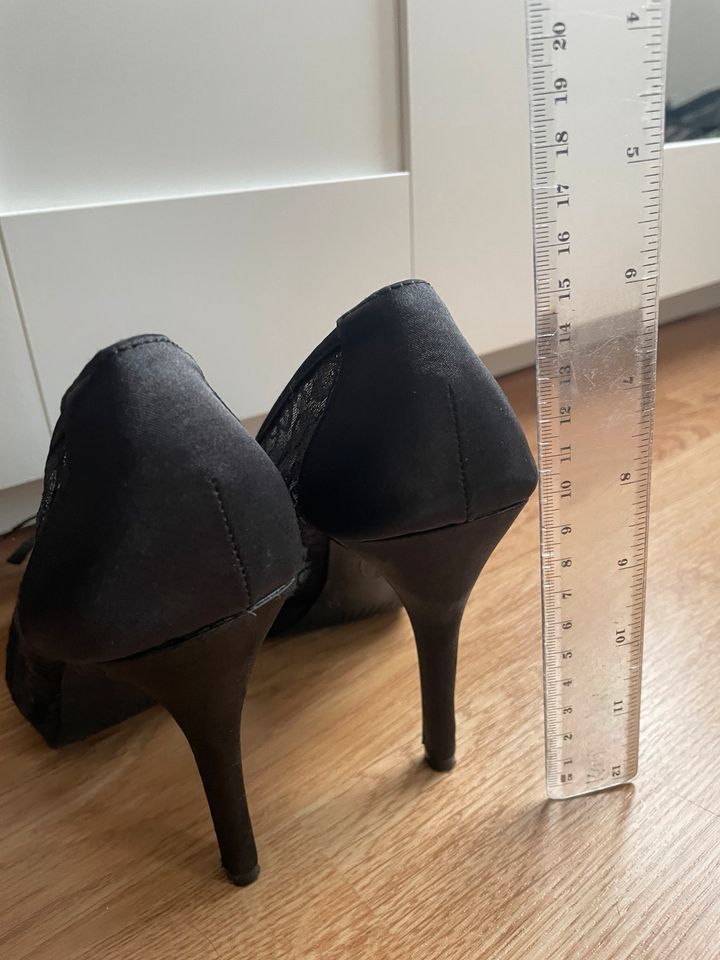 Schwarze Pumps mit Spitze Gr. 36/27 in Dortmund