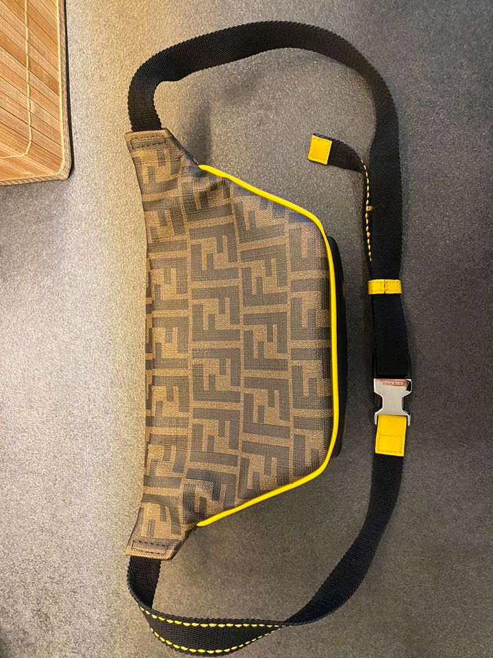 Originale FENDI Bauchtasche / Gürteltasche in Berlin