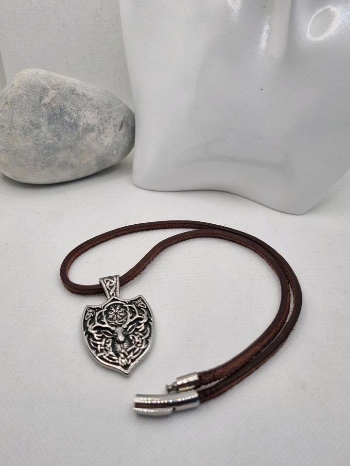 Halskette echtes Leder Amulette Runenkompass Vikinger Handmade in Wanzleben