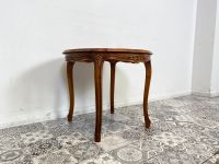 WMK Kleiner, feiner und gut erhaltener runder Wohnzimmertisch im Chippendale Stil aus Nussbaum mit hübschen Handschnitzereien # Tisch Couchtisch Coffee Table Beistelltisch Ablage Stilmöbel Vintage Friedrichshain-Kreuzberg - Friedrichshain Vorschau