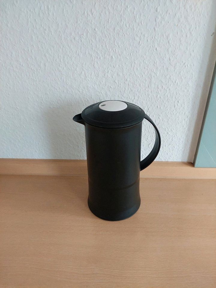 Tupperware Isolierkanne 600 ml schwarz heißwasser Kaffeekanne in Rosendahl