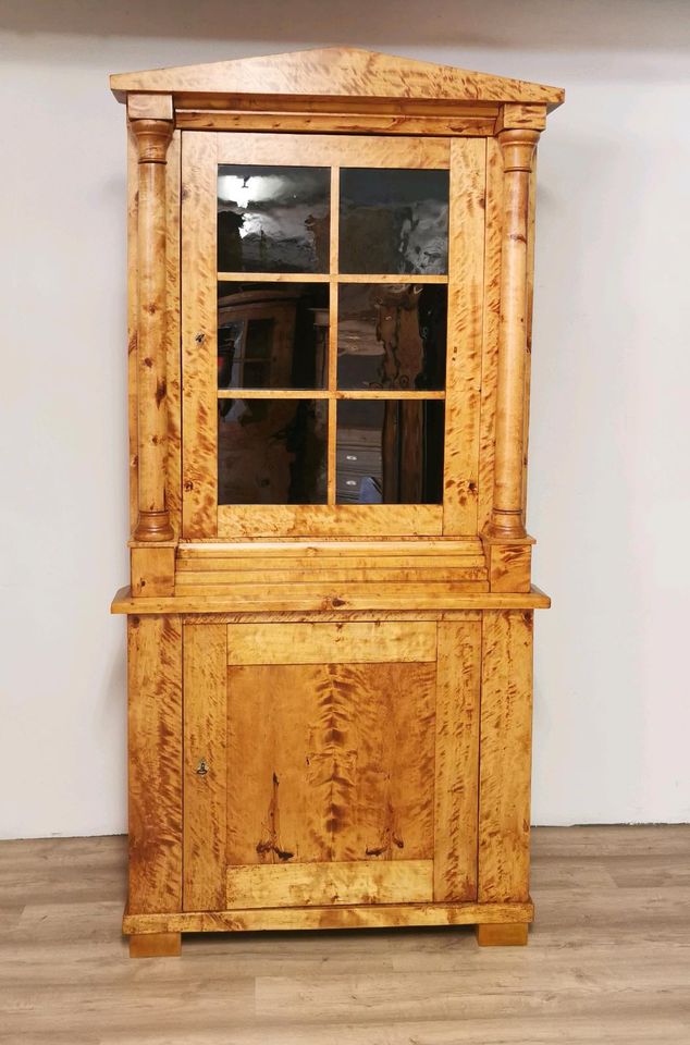 Biedermeier Birke Säulen Eckschrank / Berlin um 1820 in Ehringshausen