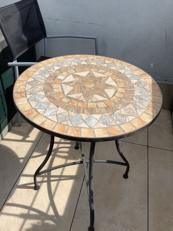 Tisch mit Mosaikplatte in Trier