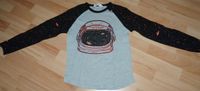 H&M Sweatshirt 134 140 grau schwarz Weltall Astronaut Sterne 1A Sachsen - Auerbach (Vogtland) Vorschau