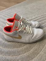 Air Jordan 1 Low SE – Sneaker in Weiß, Stein und Babyblau München - Au-Haidhausen Vorschau