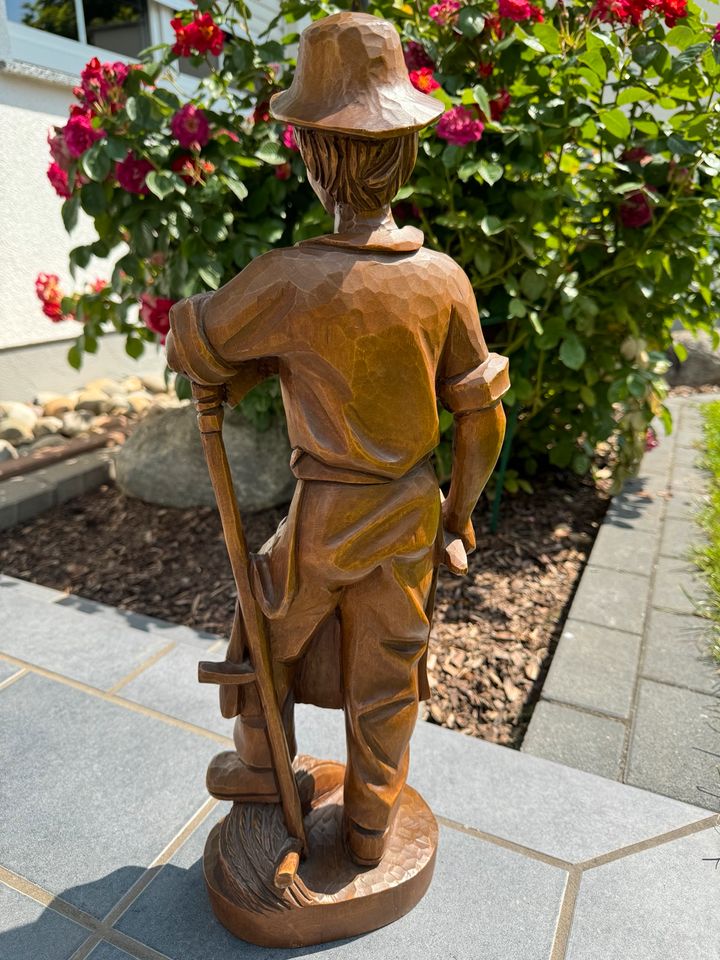 Holzschnitzerei groß Skulptur Bauer mit Sense Statue Holzfigur in Hanau