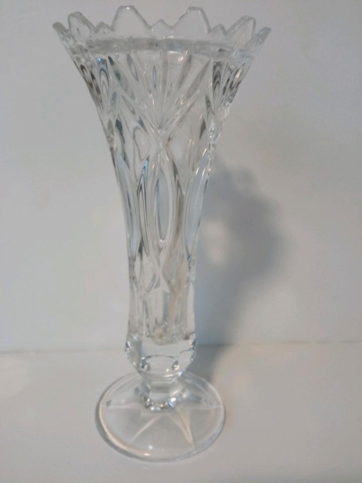 Vase mutmaßlich Bleikristall gebraucht 21 cm hoch in Radeburg