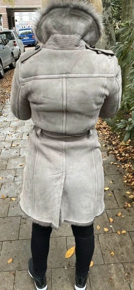 Original Burberry Lammfell Mantel grau taupe gr xs top in Osburg