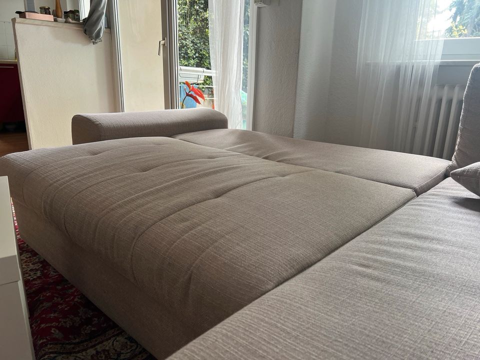 Graue aufklappbare Couch in Berlin