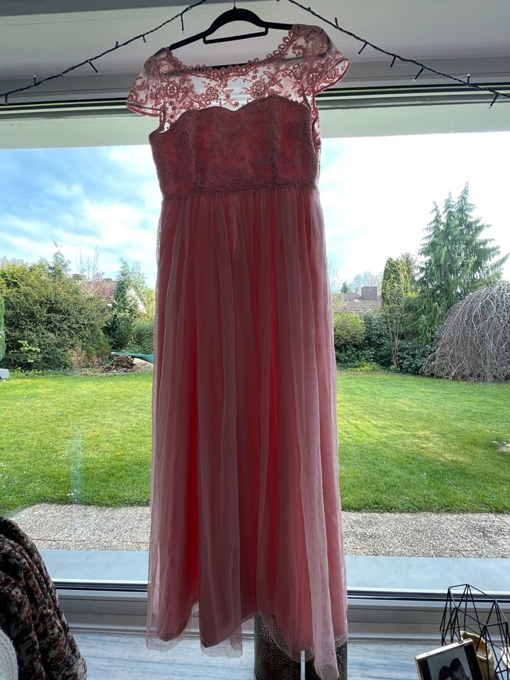 Schickes langes Kleid von VILA in 42. Rosa mit Spitze. Maxikleid in Soest