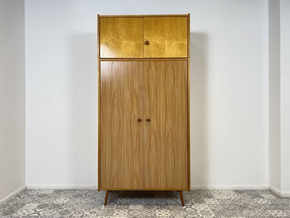 WMK Minimalistischer & gut erhaltener Mid-Century Kleiderschrank aus 1967 in Buche & Birke mit ausreichend Stauraum & konischen Füßen # Schrank Schlafzimmerschrank Wardrobe Wäscheschrank Vintage 60er in Berlin