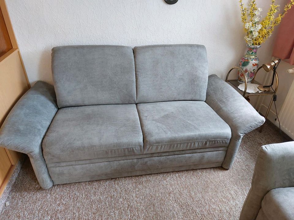 Couchgarnitur Sofa mit Schlaffunktion + Sessel neuwertig ! in Spremberg