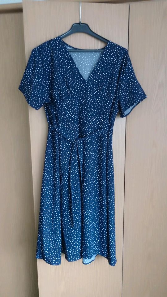 Sommerkleid blau mit Punkten , NEU in Drei Gleichen