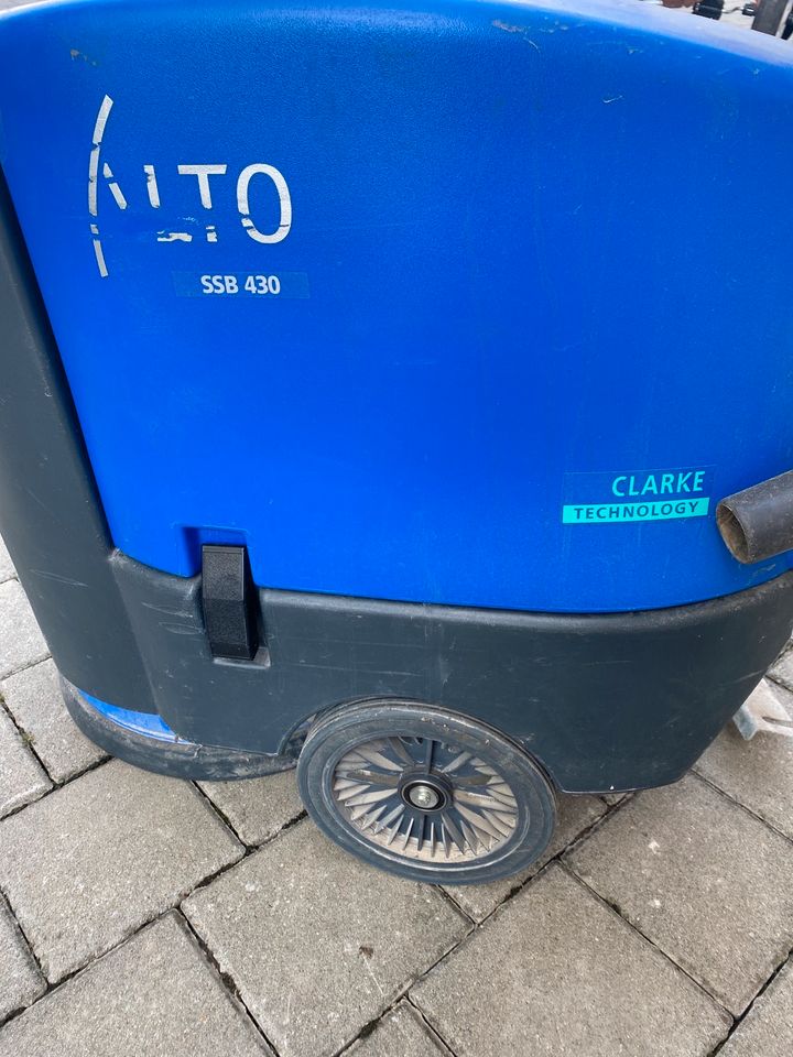 Reinigungsmaschine Scheuersaugmaschine (defekt) in Orsingen-Nenzingen