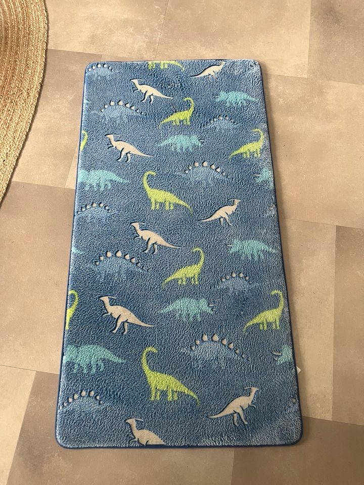 Leuchtender Dino Teppich und passende Decke in Bocholt