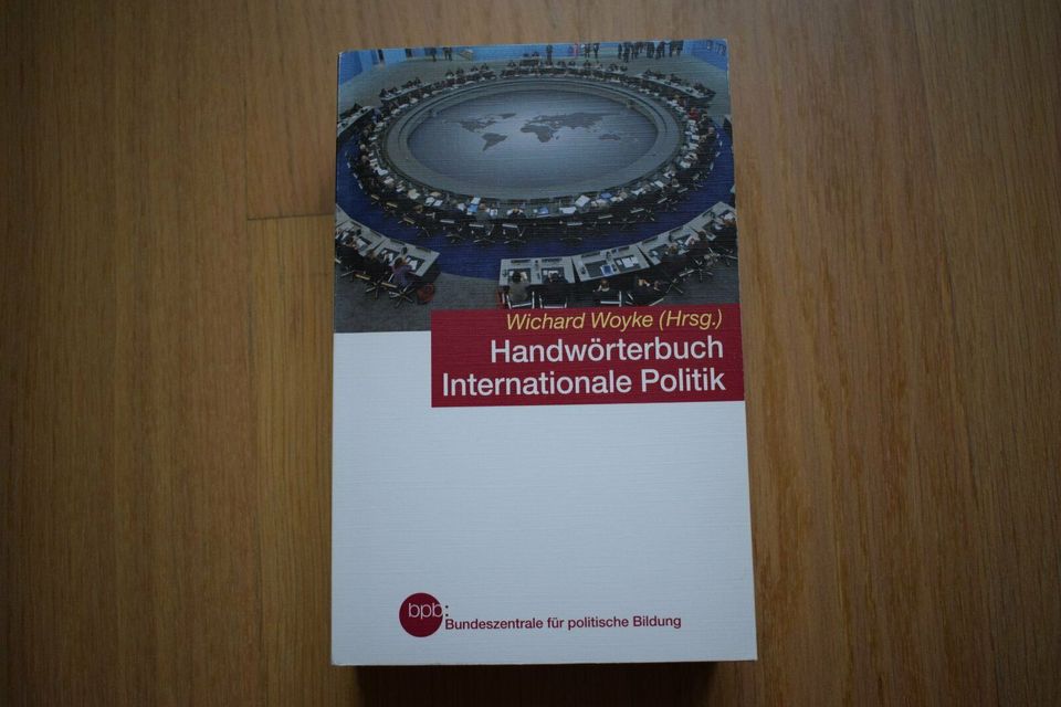 Woyke, W. (2011): Handbuch Internationaler Politik, Bonn: BpB in Leipzig