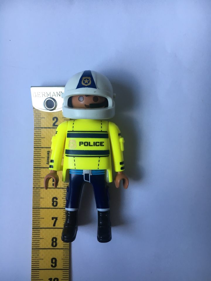 Spielzeugfigur Playmobil Mann Polizist mit Helm Police officer in Frankfurt am Main