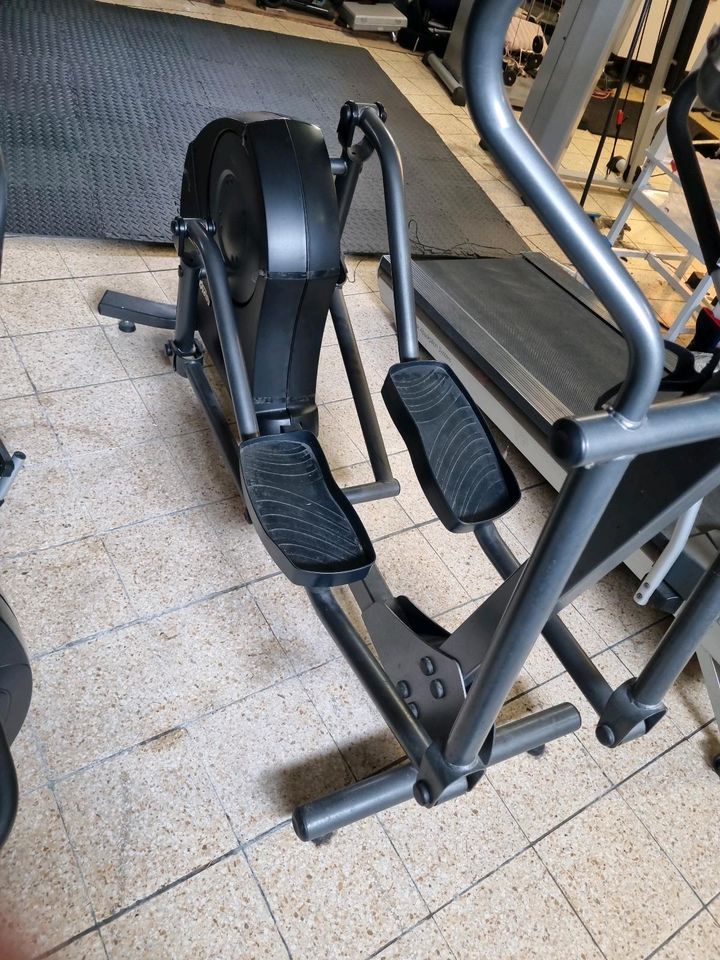 Crosstrainer LifeFitness X1-5 in Villmar