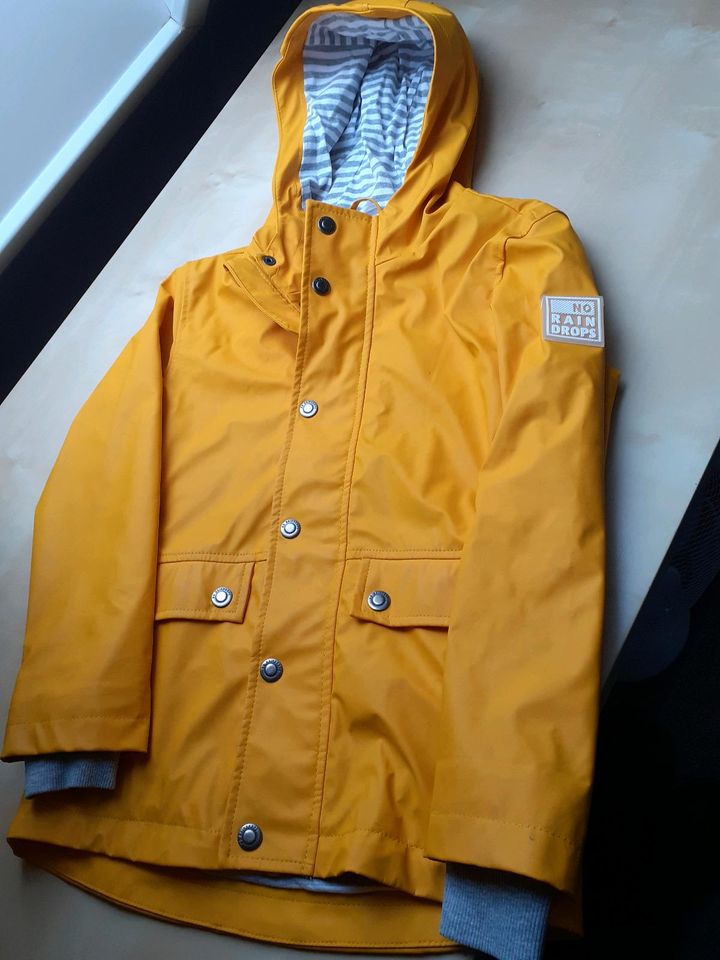 Regenjacke Gr 128 in Flensburg