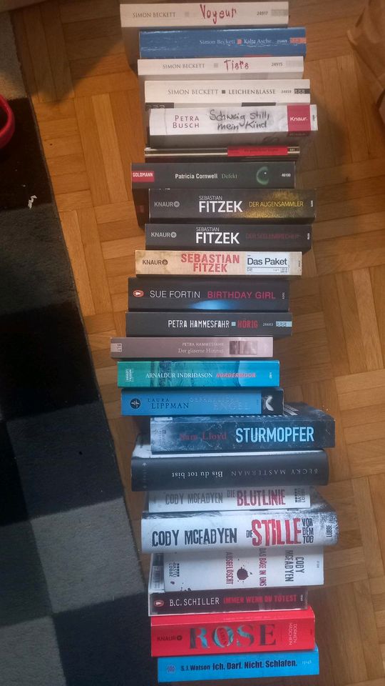 Bücherpaket mit 23 Krimis/Thrillern in Düsseldorf
