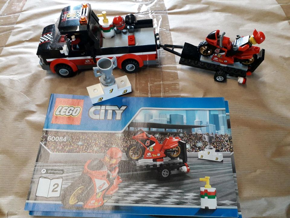 Lego City 60084 Motorad Rennen Grand Prix mit viel Zubehör. in Windhagen