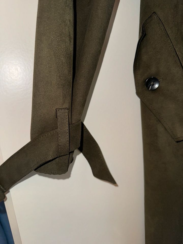 Zara neuwertiger Trenchcoat Khaki Grün wildleder optik lang in Baesweiler