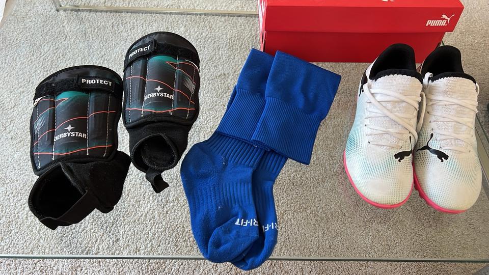 Puma Fußballschuhe Gr. 34 neuwertig inkl. Schoner und Stutzen in Hamburg