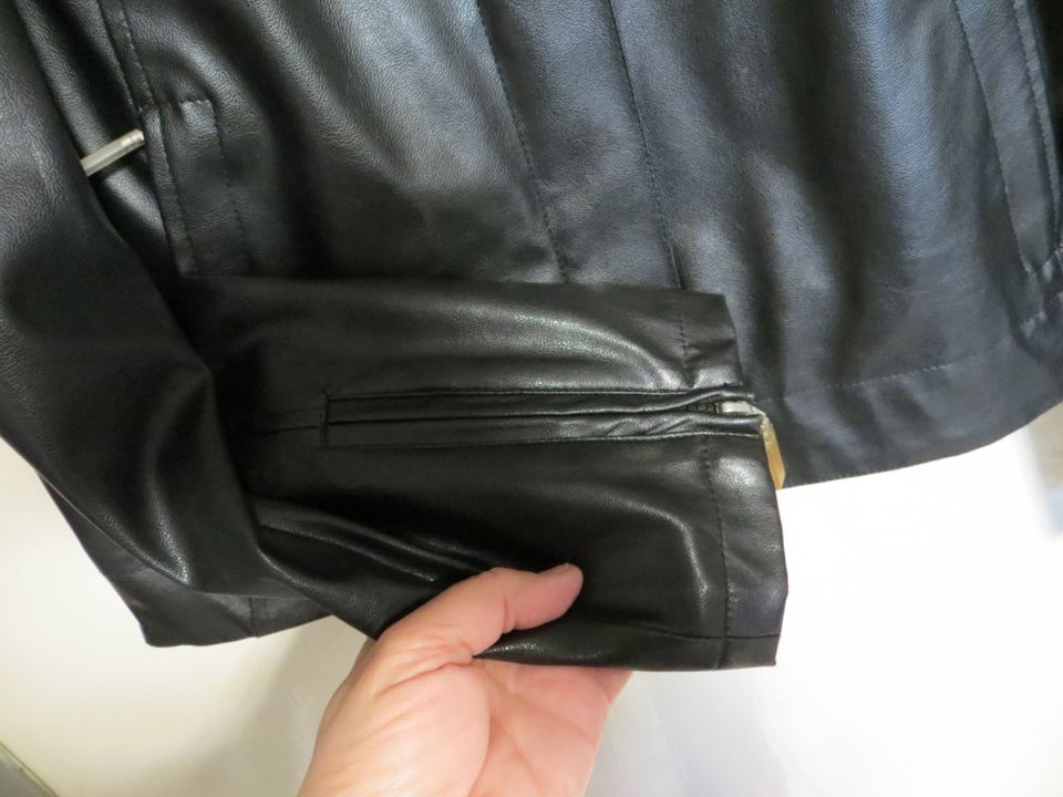 kurze Jacke im Bikerstyle, schwarz, Kunstleder,von Trojani, Gr. M in Hanau