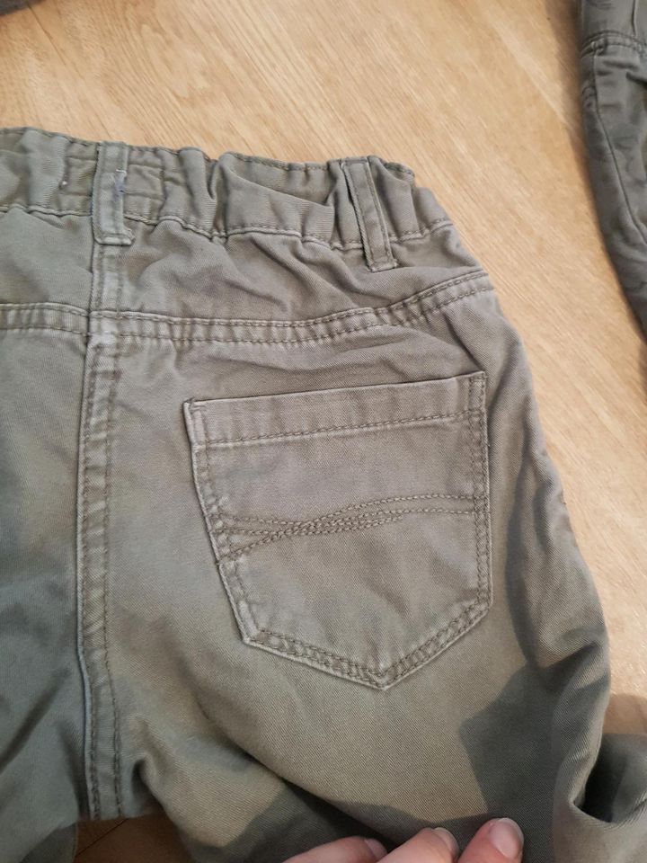 Chino Hose Jogger Jungen 122 128 deno kids H&M Dino Jeans khaki in Freiburg im Breisgau