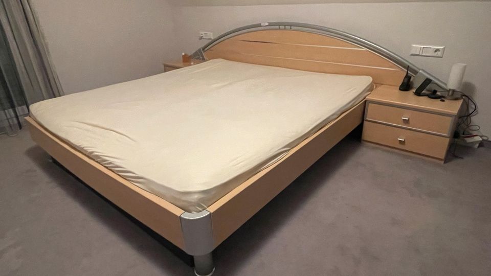 Schlafzimmer / Kleiderschrank / Bettrahmen / Kommode in Cadolzburg