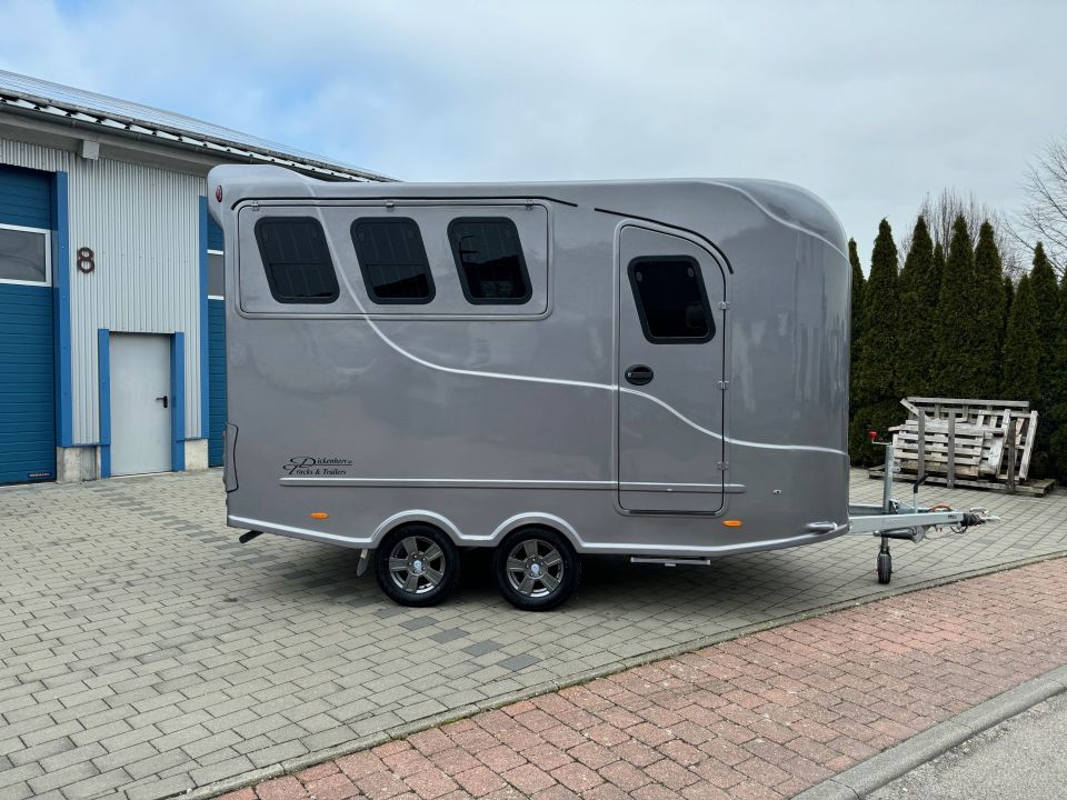 3 Pferdeanhänger Pferdetransporter Wohnabteil mit Dusche LKW 3,5t in Unterschneidheim